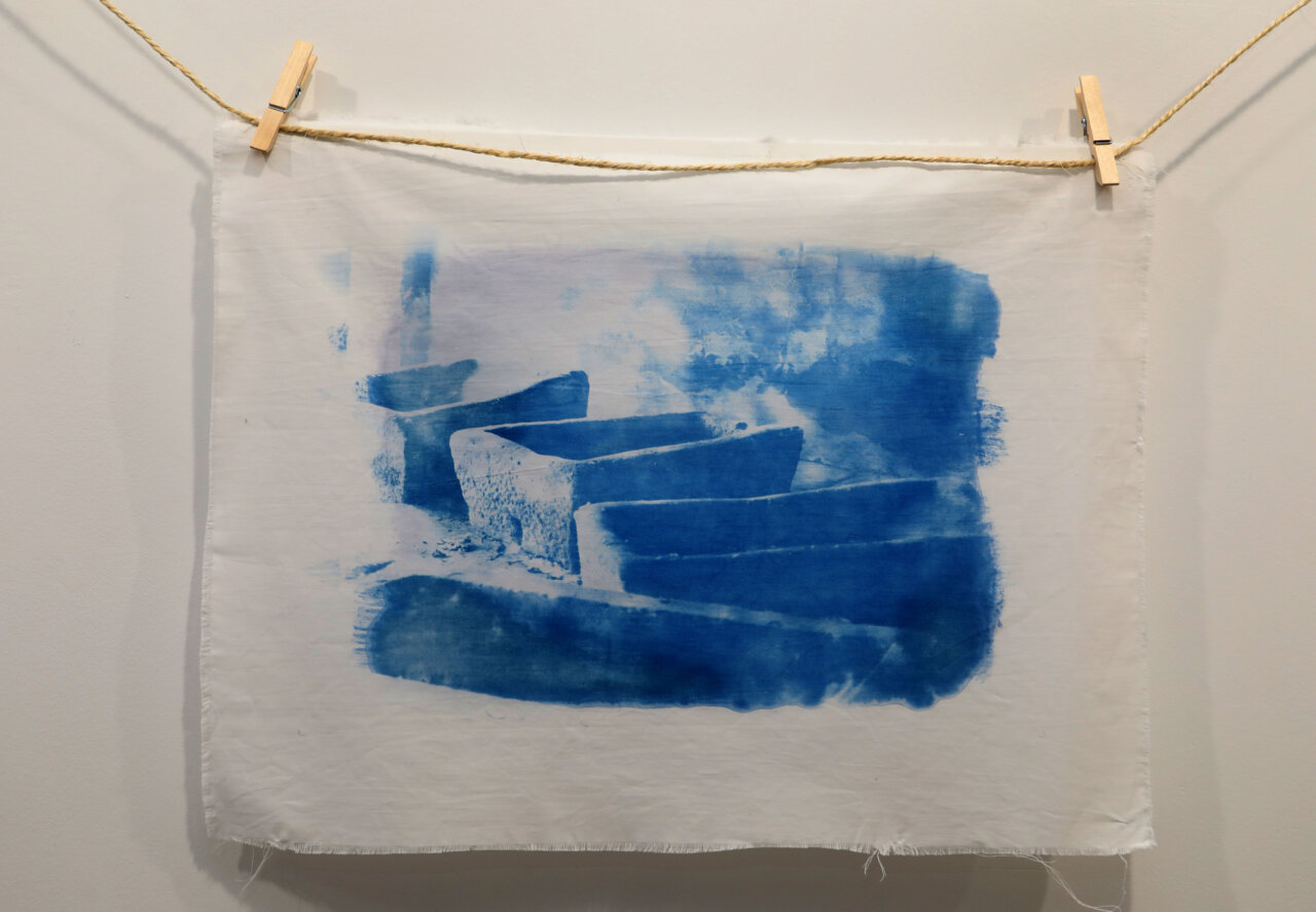 Cianotipia que representa un lavadero tradicional en Palencia.