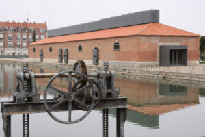 Vista del Canal de Castilla con edificio histórico y agua reflejada
