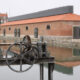 Vista del Canal de Castilla con edificio histórico y agua reflejada