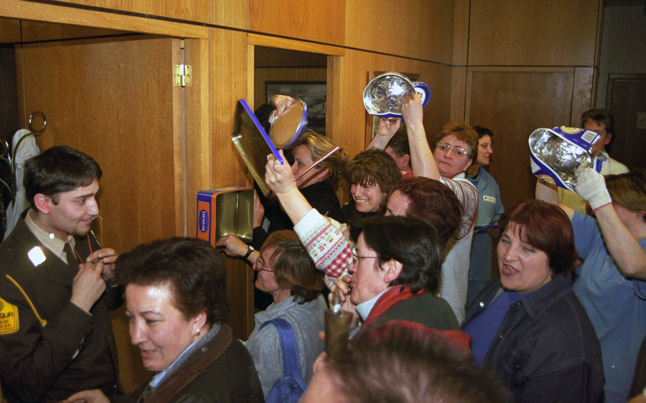 Mujeres protestando en la fábrica de galletas en Aguilar de Campoo