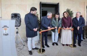 Inauguración del nuevo Ayuntamiento de Herrera de Pisuerga con autoridades locales.