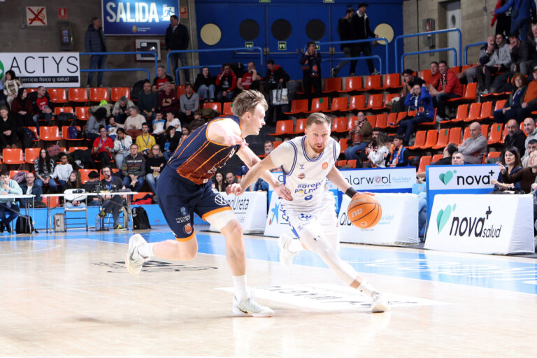 Jugadores de baloncesto en acción durante un partido emocionante.
