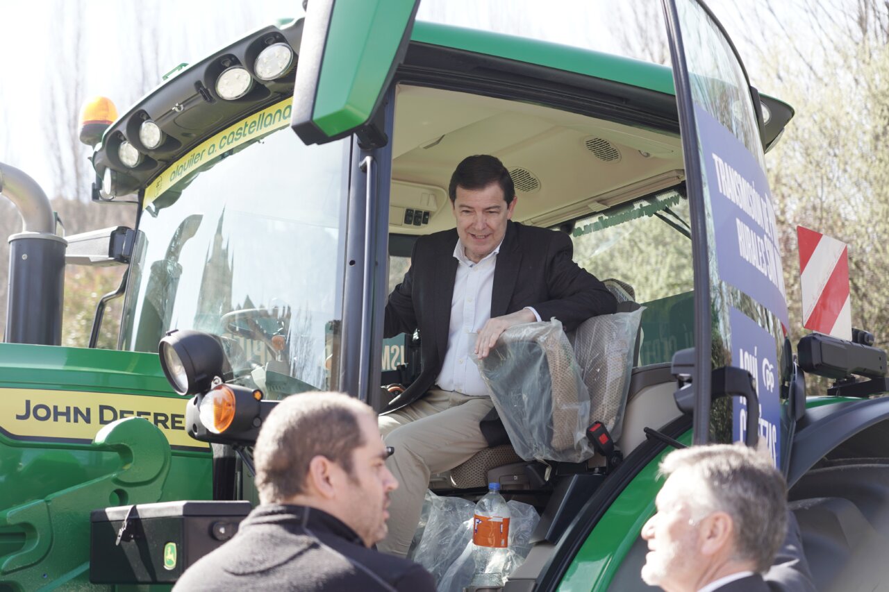 Tractor John Deere en caravana electoral del Partido Popular en Castilla y León