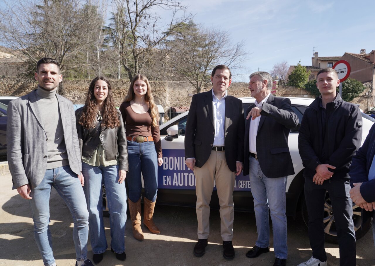 Miembros del Partido Popular en una caravana electoral en Castilla y León.