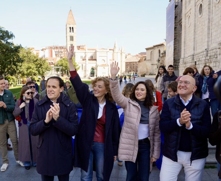 La presidenta de la Comunidad de Madrid en un evento al aire libre