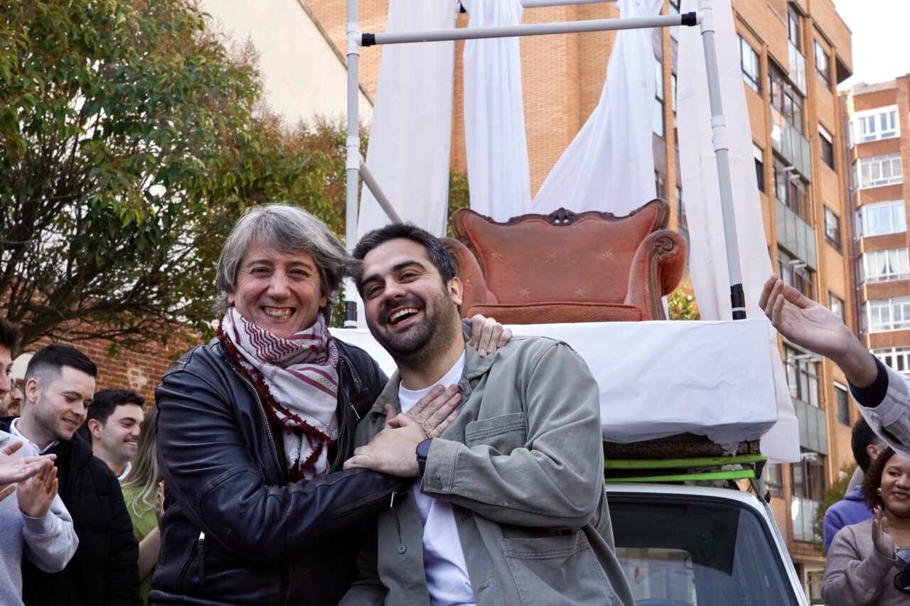 Candidatos sonrientes en un evento político en Palencia