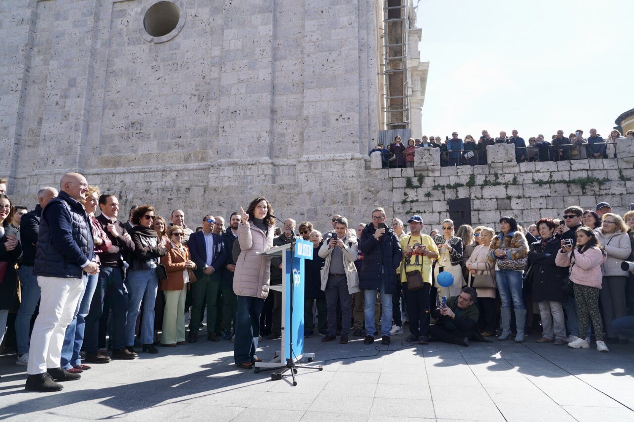 La presidenta de la Comunidad de Madrid habla en un mitin en Palencia.