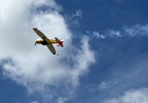 Avión realizando acrobacias en el cielo durante el evento Volante 2026