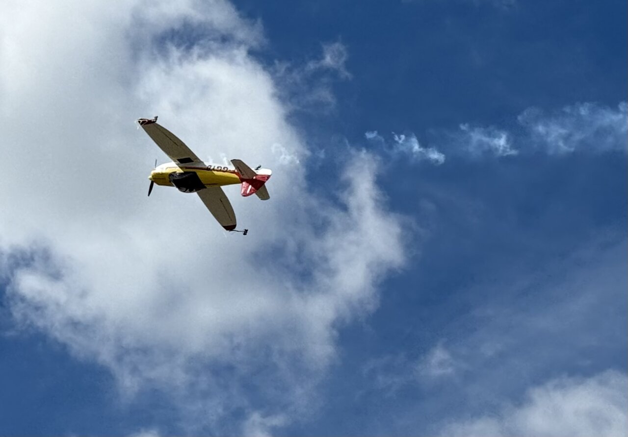 Avión realizando acrobacias en el cielo durante el evento Volante 2026