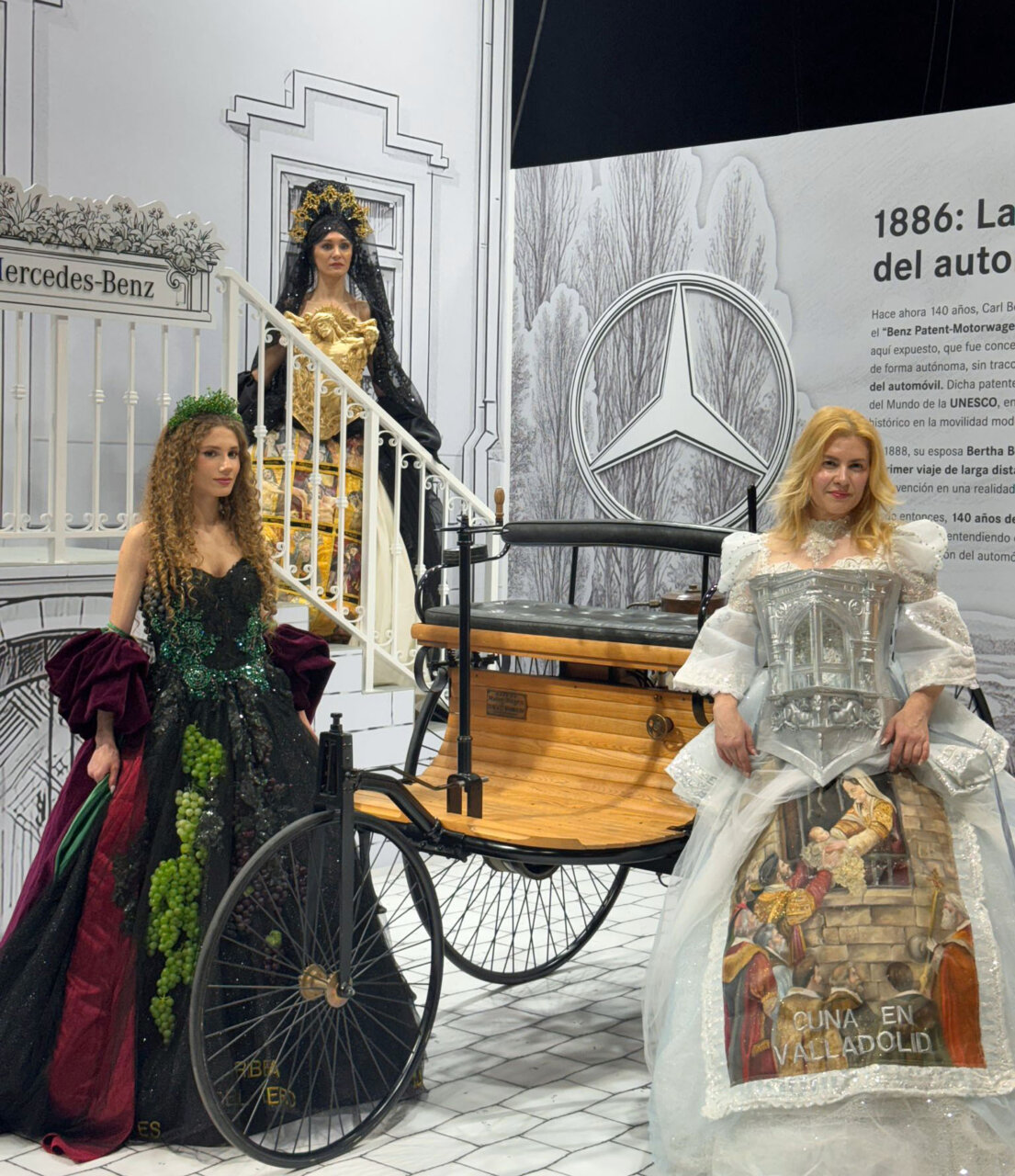 Modelos con vestidos inspirados en el patrimonio de Castilla y León en la pasarela.