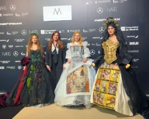 Modelos en la Madrid Fashion Week con vestidos inspirados en el patrimonio de Castilla y León.