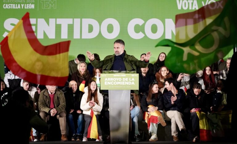Santiago Abascal en un acto de Vox con jóvenes y banderas