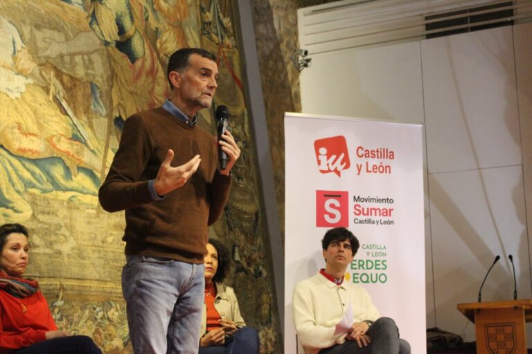 Antonio Maíllo hablando sobre incendios forestales en un evento político