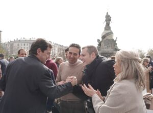 Grupo de personas interactuando en un evento público en Palencia