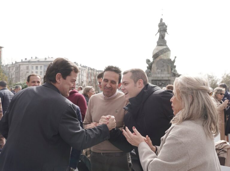 Grupo de personas interactuando en un evento público en Palencia