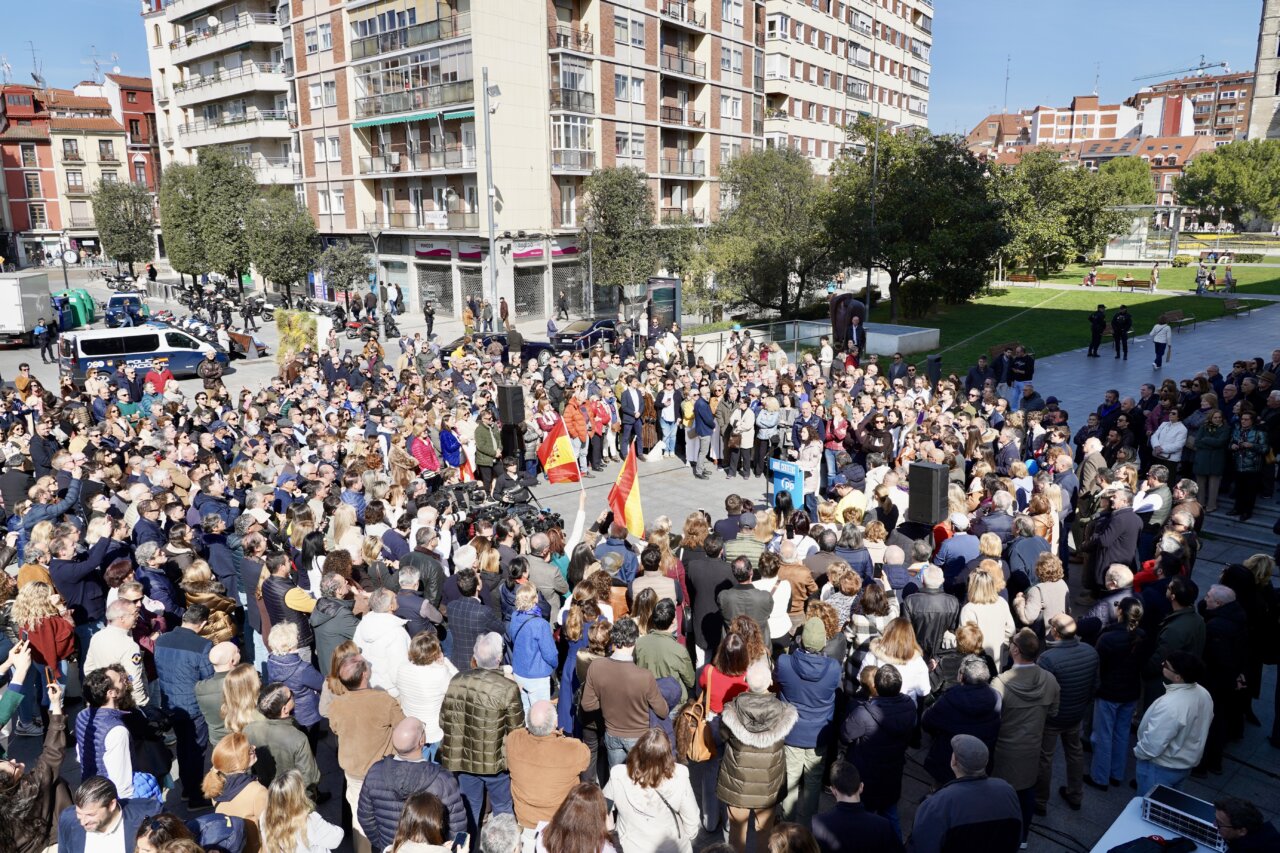 Concentración de personas en un evento político en Palencia.
