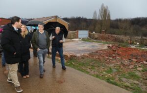 Miguel Ángel Blanco y otros políticos en Guardo, Palencia, discutiendo problemas locales