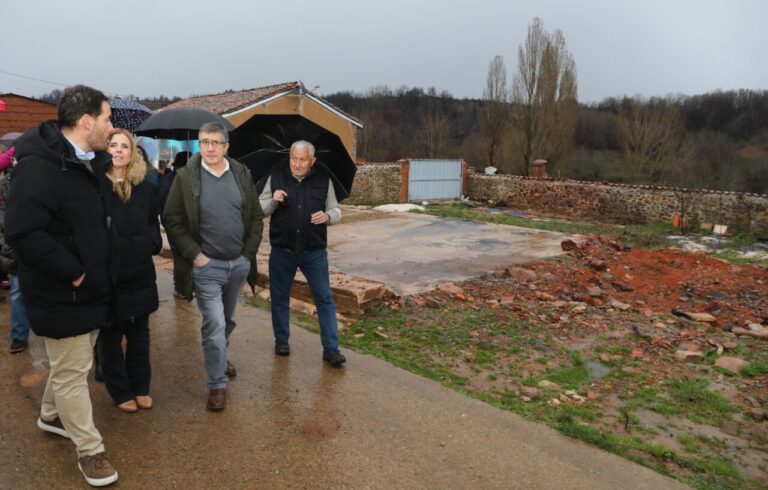 Miguel Ángel Blanco y otros políticos en Guardo, Palencia, discutiendo problemas locales