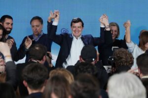 Candidato popular celebra con seguidores tras discurso político en Palencia