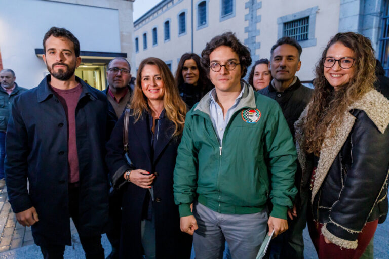 Grupo de personas posando durante un evento político en Figaredo