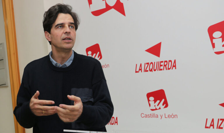 Juan Gascón hablando en un evento de La Izquierda en Castilla y León