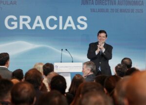 Mañueco en un evento del PP agradeciendo a los asistentes