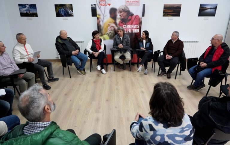 Reunión del candidato socialista Carlos Martínez con ciudadanos sobre incendios