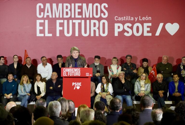 Candidato socialista hablando en un mitin del PSOE en Castilla y León
