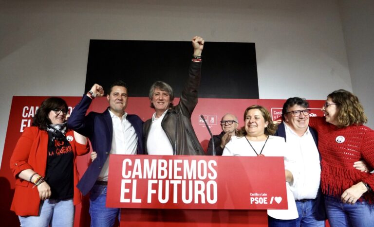 Candidatos del PSOE celebrando en un evento político en Palencia