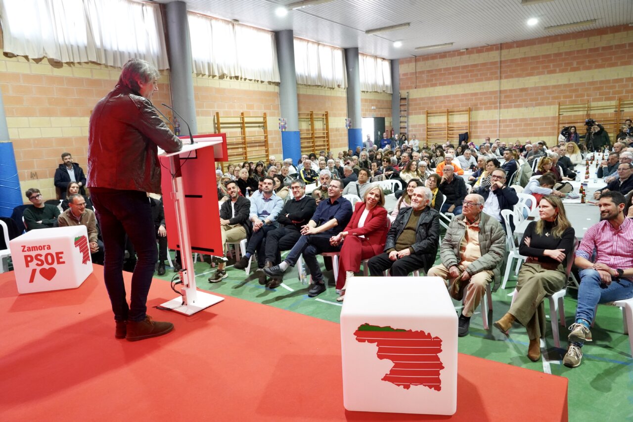 Candidato socialista hablando en un evento con público en Palencia