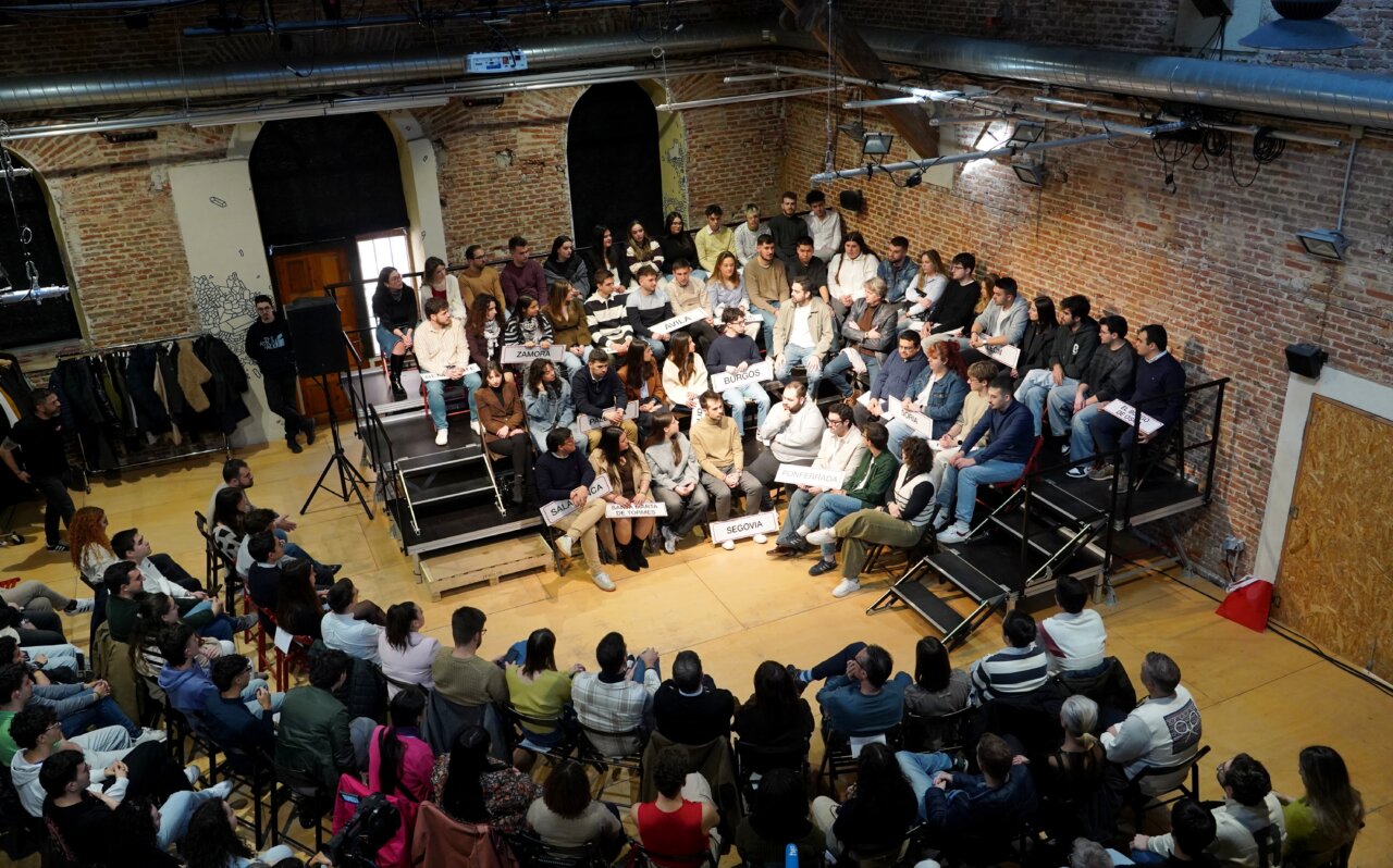 Reunión de jóvenes en un evento político sobre viviendas públicas