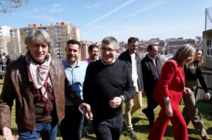 Patxi López y otros políticos caminando en un evento al aire libre