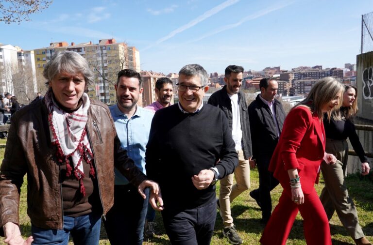 Patxi López y otros políticos caminando en un evento al aire libre