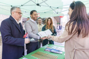 Candidatos políticos interactuando en un evento de campaña