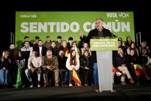 Candidato de Vox hablando en un mitin con público presente