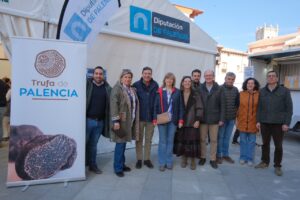 Grupo de personas en evento sobre vivienda y educación en Palencia