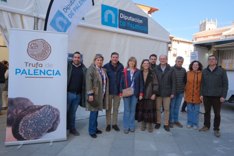 Grupo de personas en evento sobre vivienda y educación en Palencia