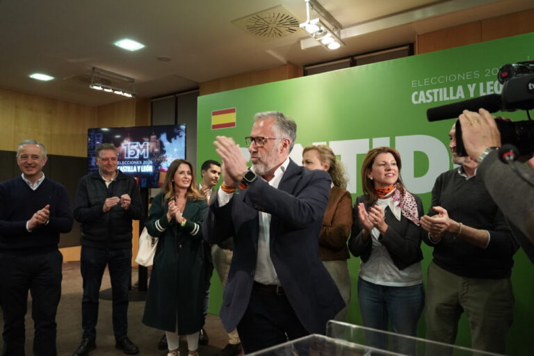 Candidatos de Vox celebrando en un evento político en Castilla y León.