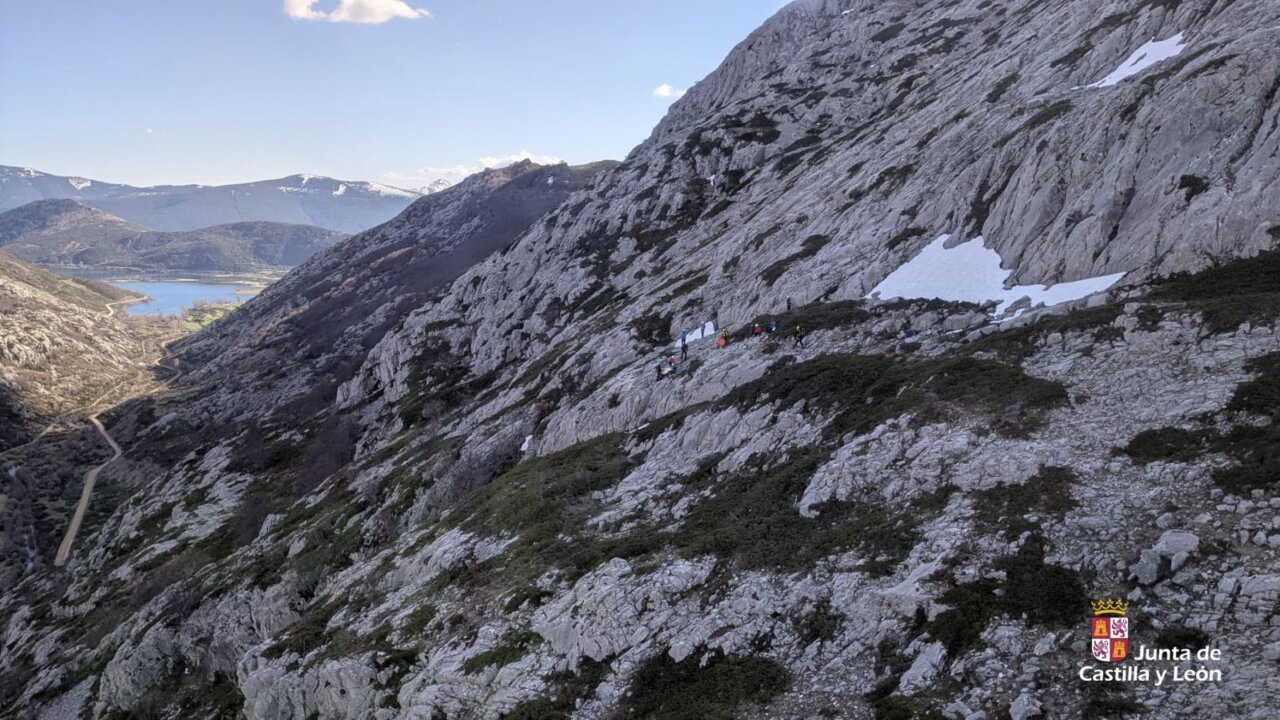 Operación de rescate en el pico Espigüete con montañeros y equipo de emergencia.