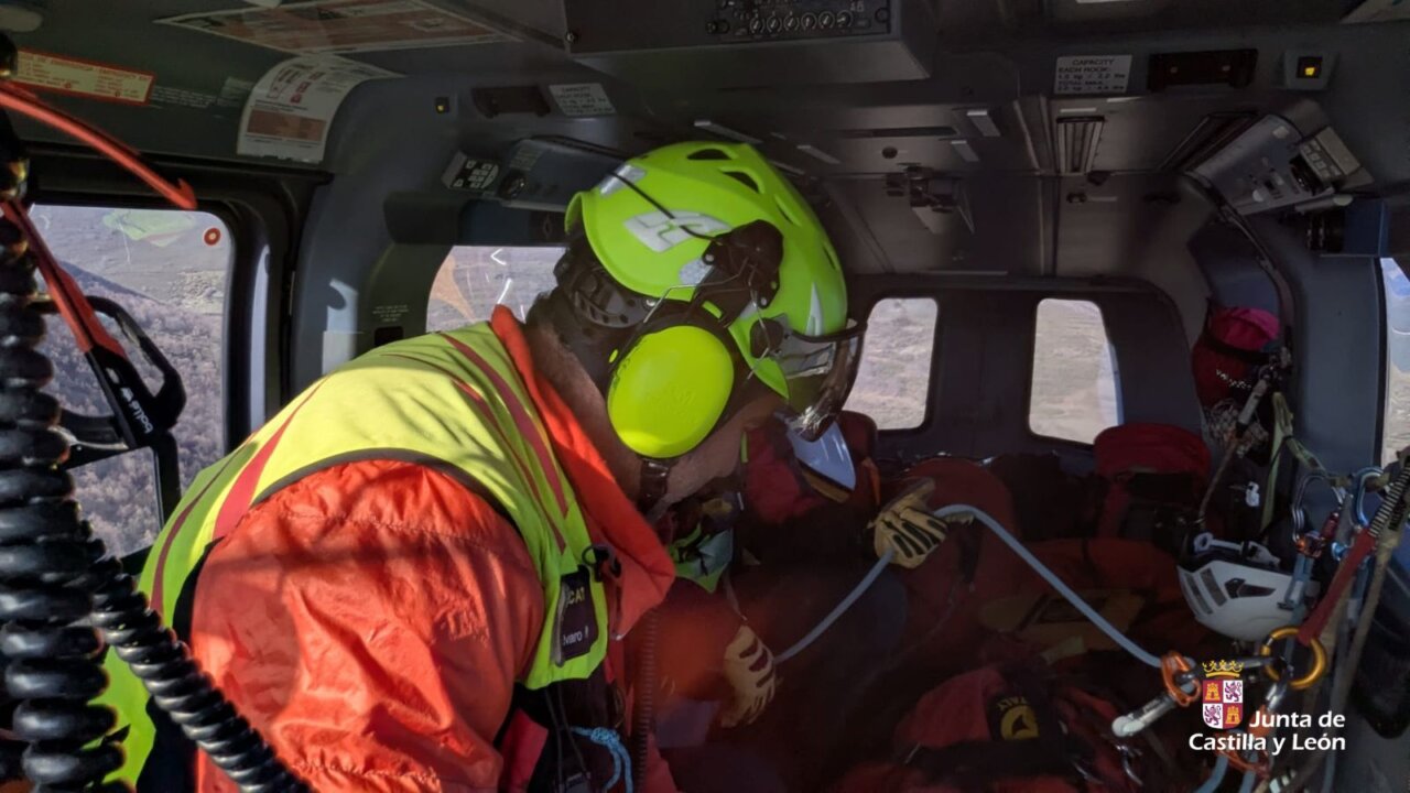 Rescatadores en helicóptero durante un rescate en el Espigüete
