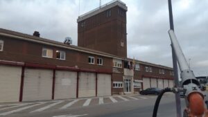 Edificio del parque municipal de bomberos en Palencia, España.