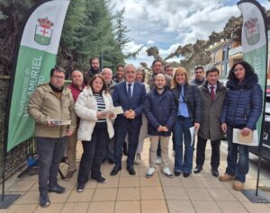 Grupo de personas en la presentación del programa mixto en Villamuriel de Cerrato
