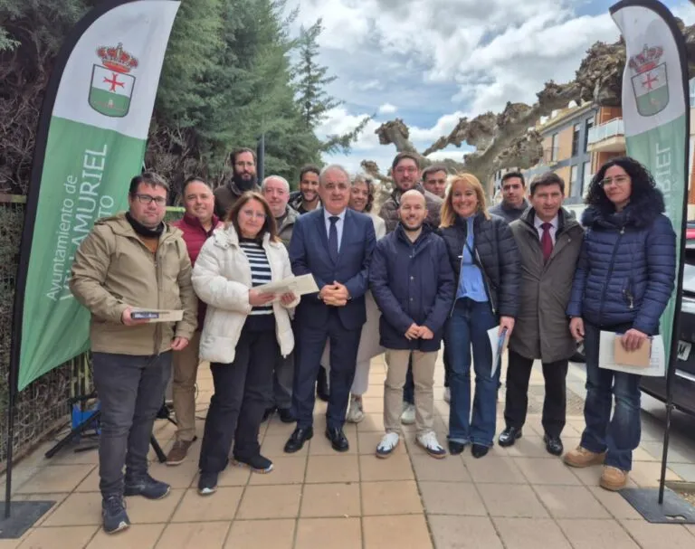 Grupo de personas en la presentación del programa mixto en Villamuriel de Cerrato