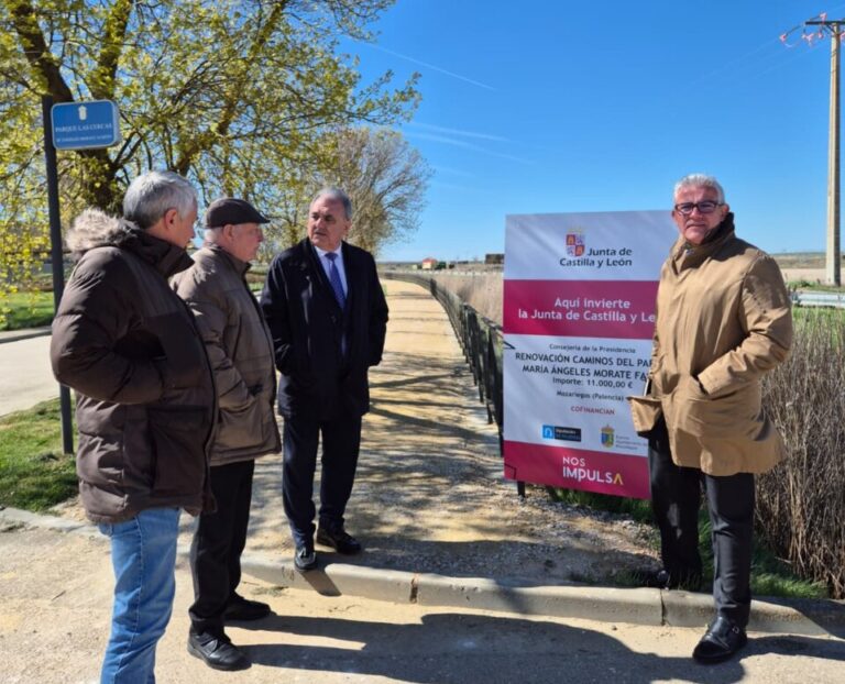 Visita de autoridades a Mazariegos con cartel de inversiones públicas