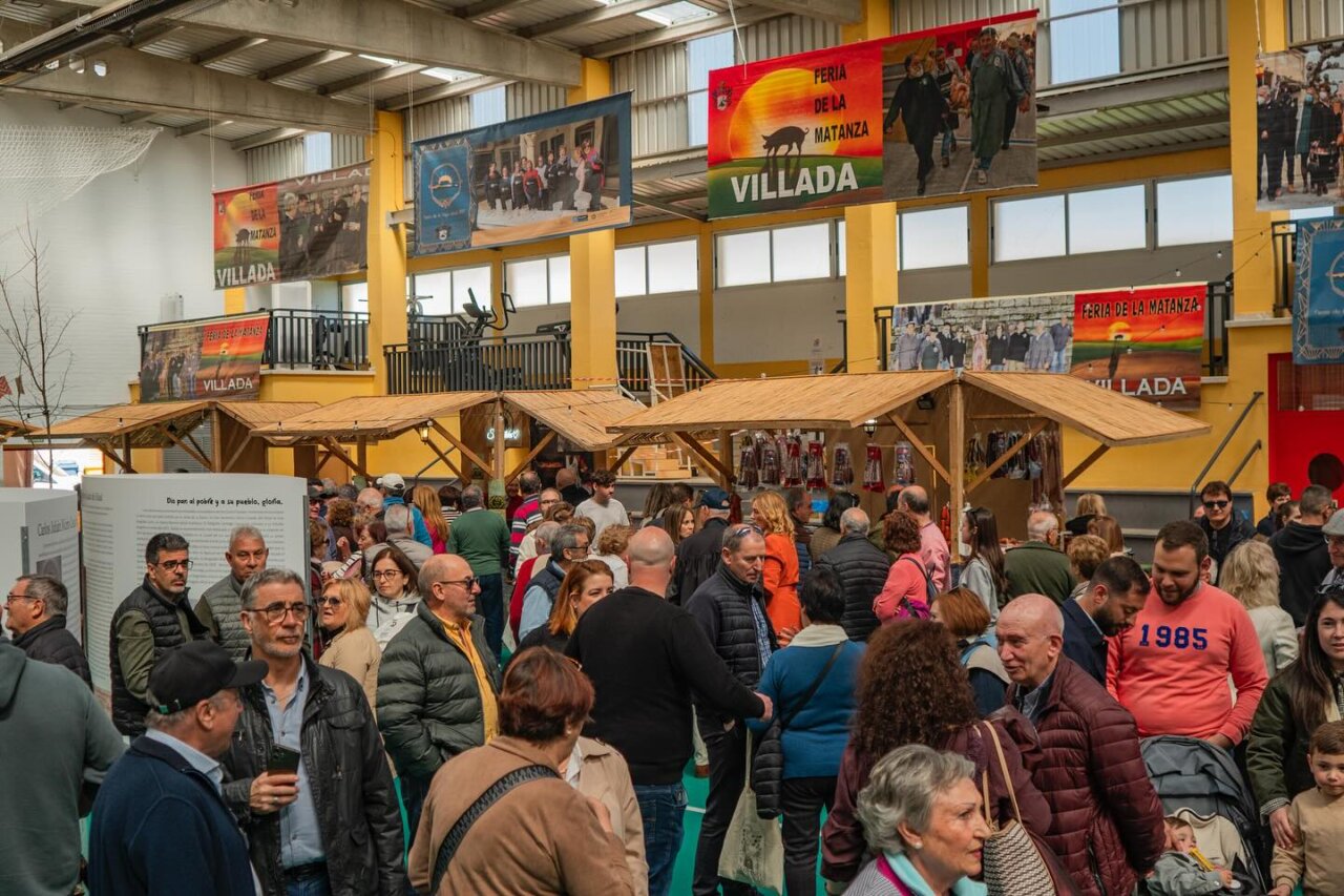 Multitud de personas disfrutando en la Feria de la Matanza en Villada