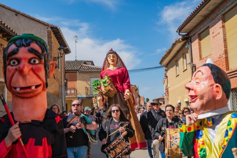 Desfile de gigantes y cabezudos en la Feria de la Matanza en Villada