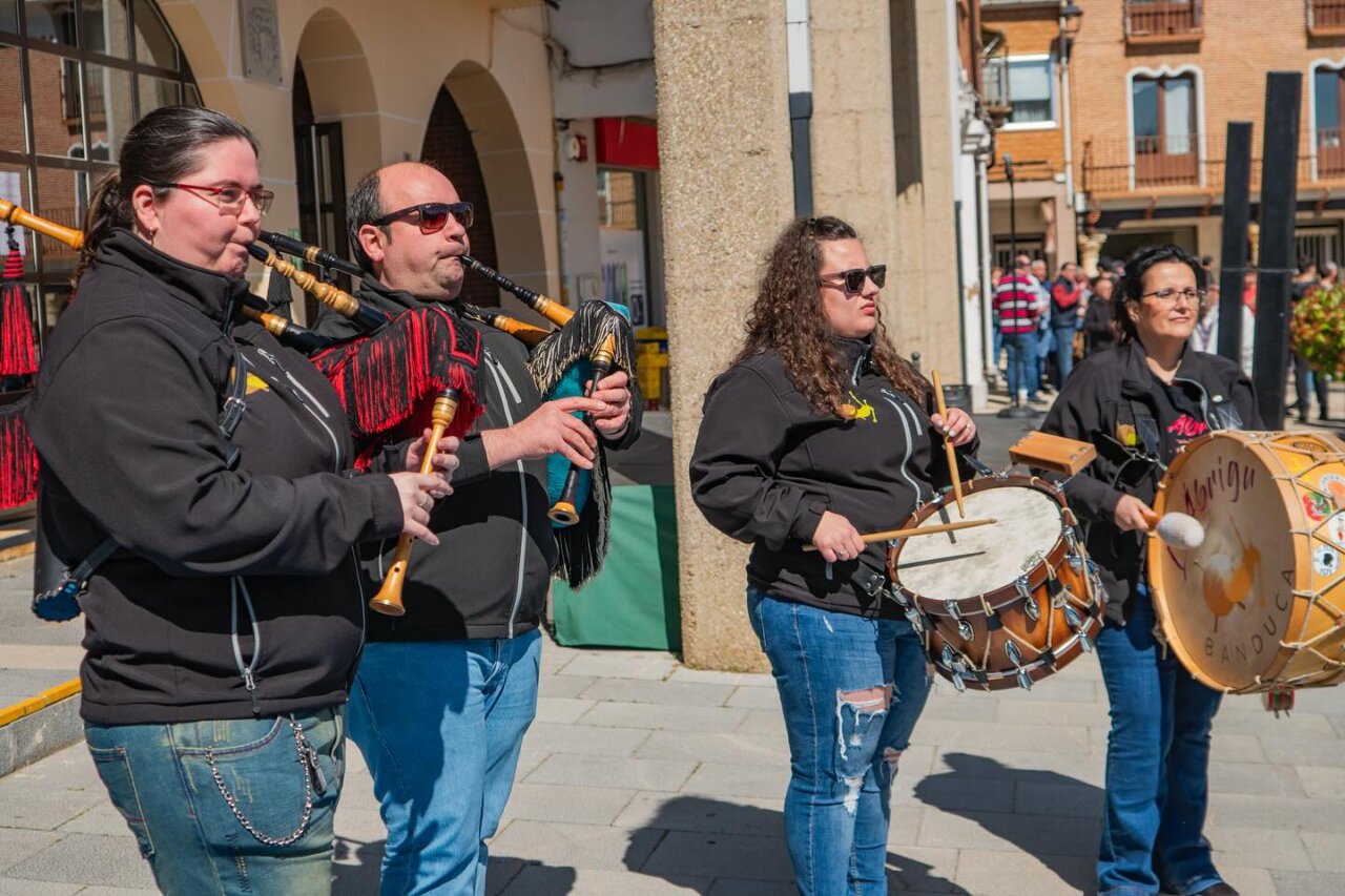 Músicos tocando instrumentos tradicionales en la Feria de la Matanza en Villada
