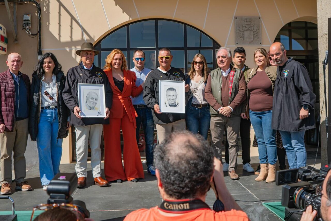 Grupo de personas en la Feria de la Matanza en Villada, celebrando tradiciones.