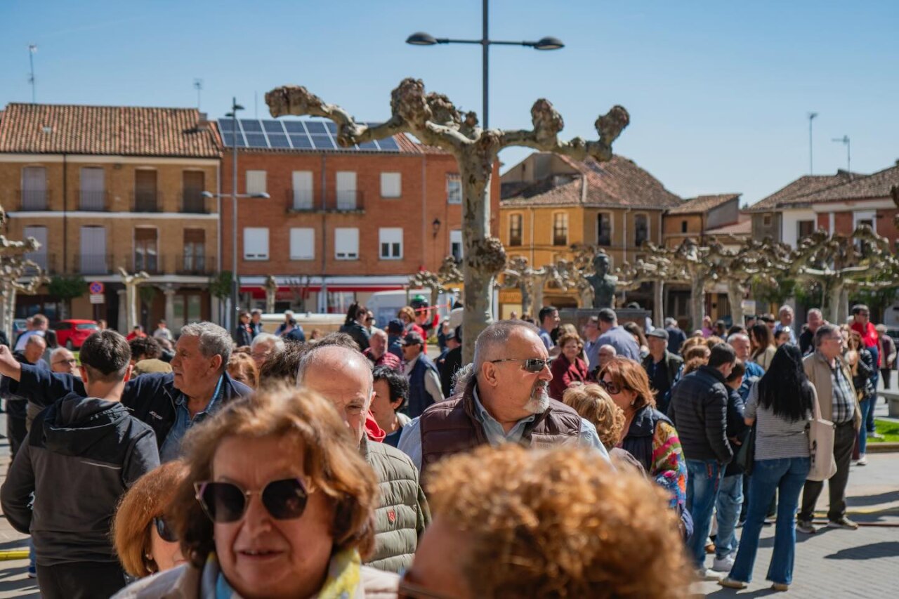 Multitud de personas disfrutando en la Feria de la Matanza en Villada