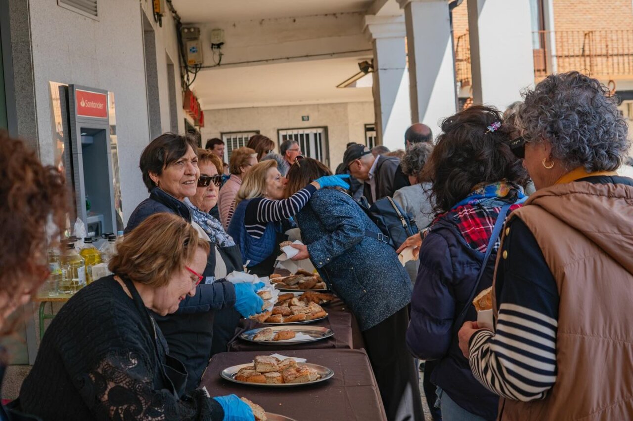 Participantes en la Feria de la Matanza en Villada disfrutando de productos locales